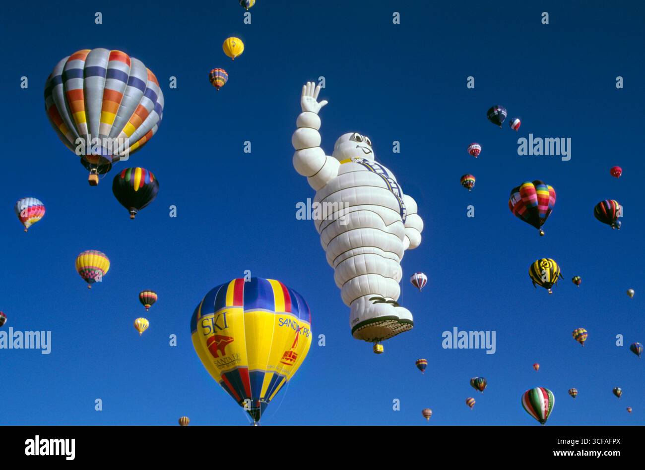 Der Michelin man Ballon in Sonderform bei der Kodak Albuquerque International Balloon Fiesta 1998 in Albuquerque, Bernalillo County, New Mexico, USA Stockfoto