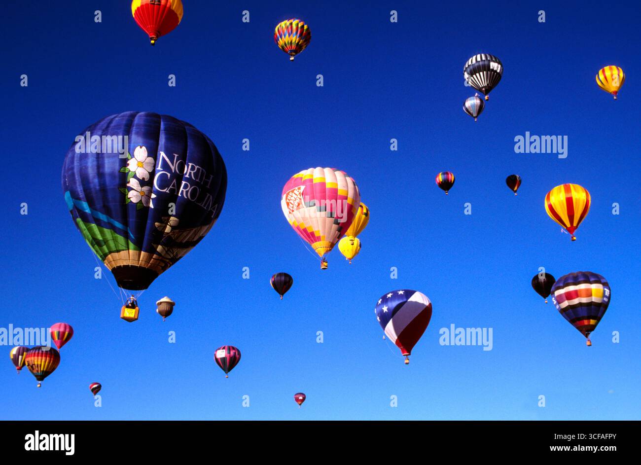 Ballons mit vielen Farben fliegen am klaren blauen Himmel bei der Kodak Albuquerque International Balloon Fiesta 1998 in Albuquerque, Bernalillo County, New M Stockfoto