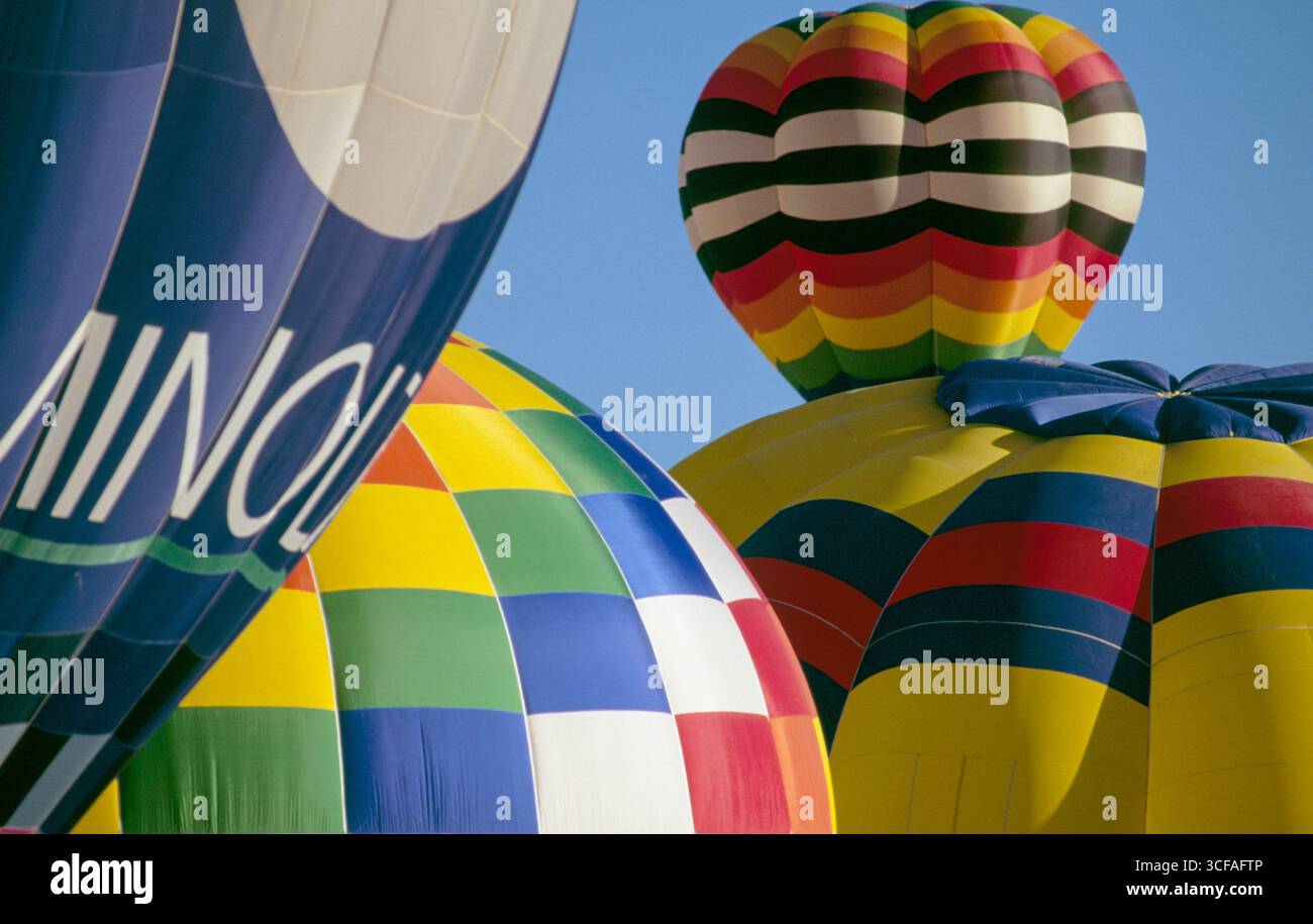 Ballons in vielen Farben, die sich bei der Kodak Albuquerque International Balloon Fiesta 1998 in Albuquerque, Bernalillo County, New Mexico, aufblasen. Stockfoto