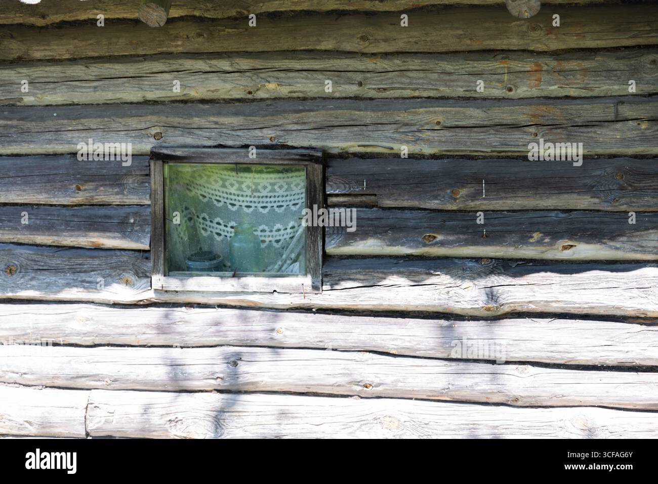 Raue Holzwand von Summer Shepherds Hut mit Fenster, fabelhafte Holzstruktur Stockfoto