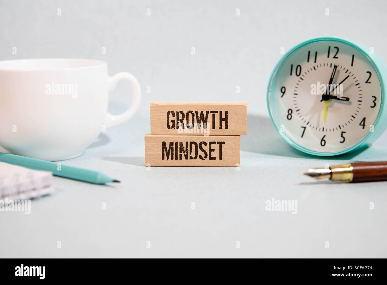 Text zur Wachstumseinstellung mit Vergrößerungsglas auf blauem Hintergrund Stockfoto