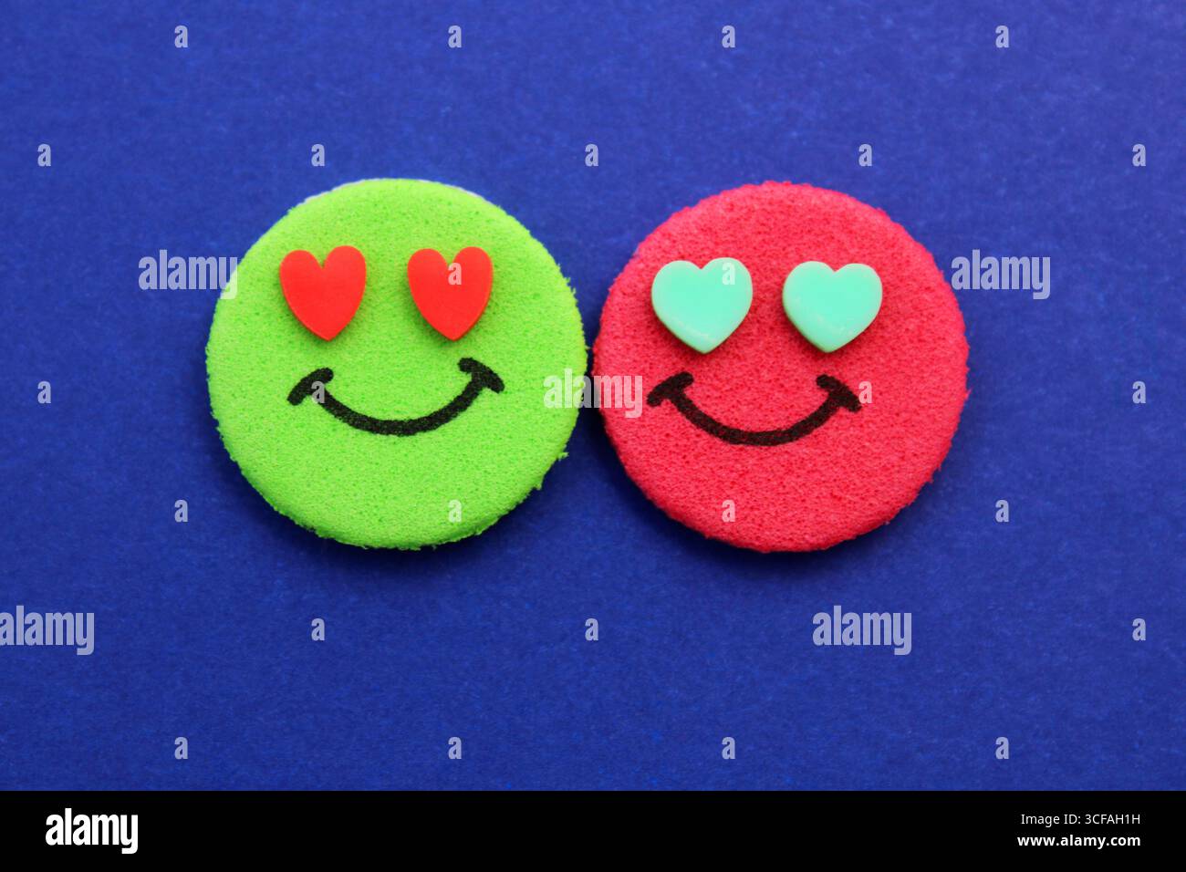 Ein paar glückliche Gesichter mit liebevollen Augen Stockfoto