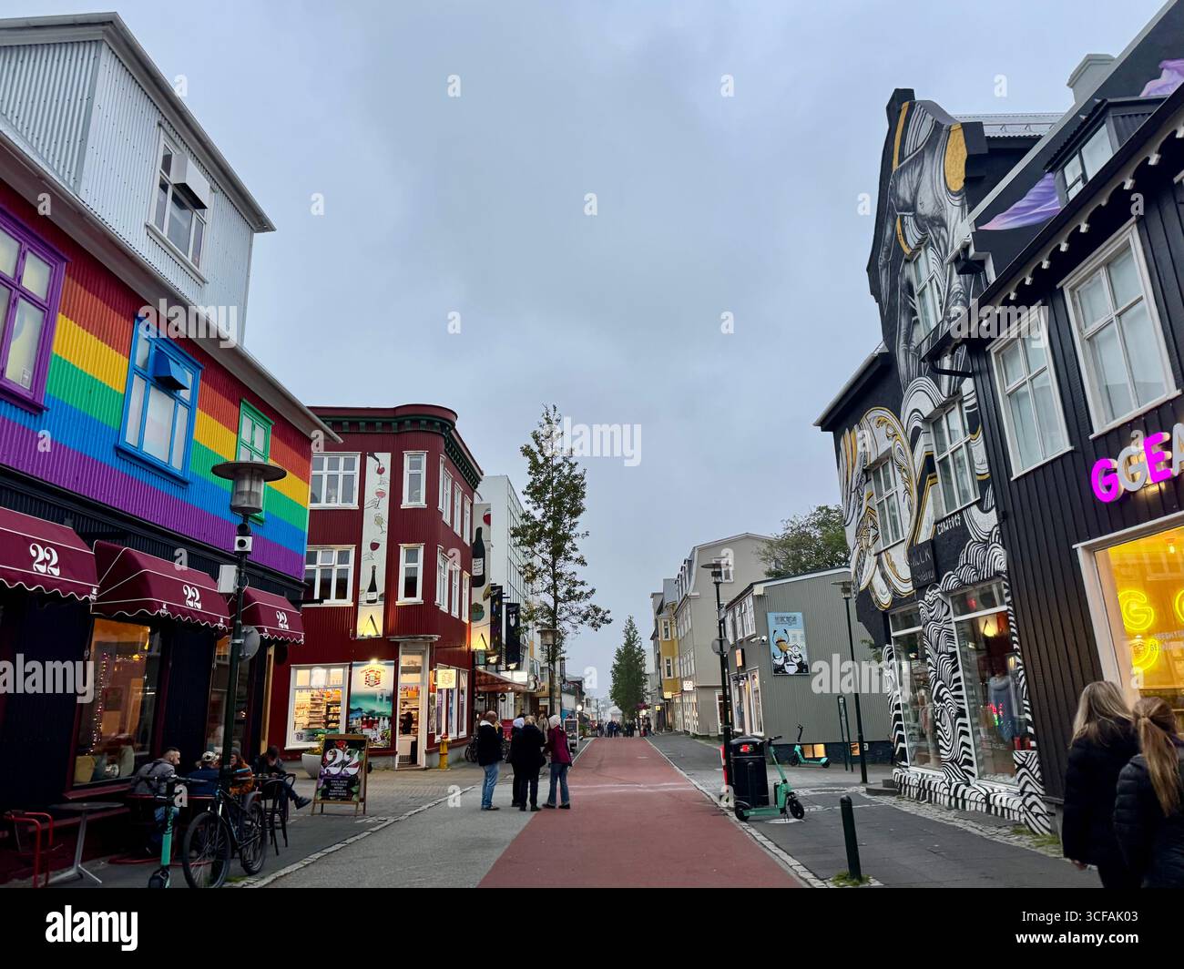Farbenfrohe Ausblicke auf die beliebte Laugavegur Straße im Zentrum von Reykjavik an einer späten Nacht im Sommer. - Smartphone-aufgenommenes Stockfoto