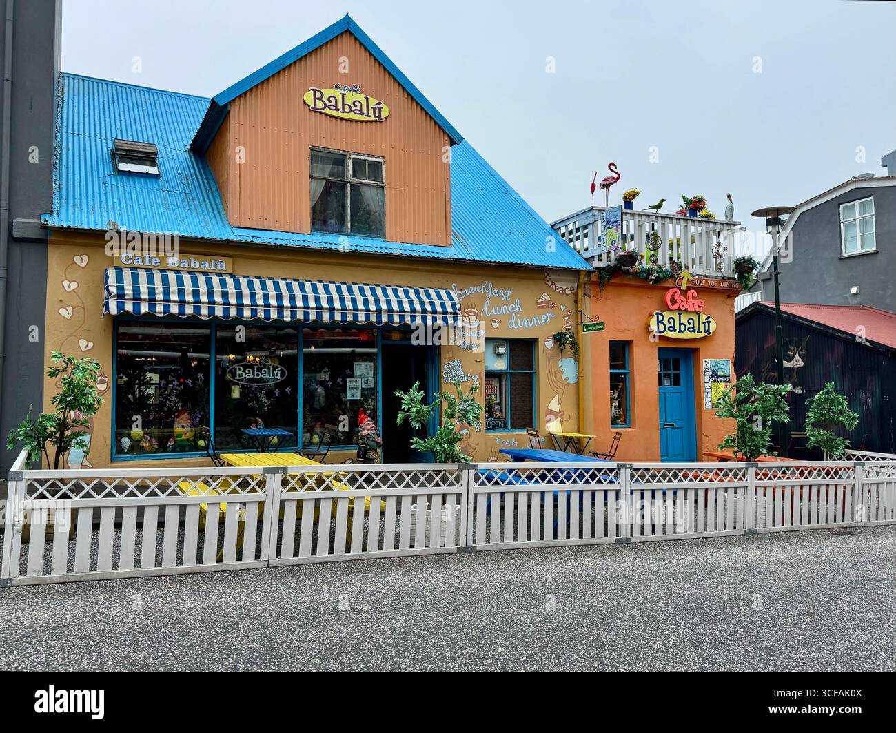 Eklektisches Café Babalu in Reykjavik, Island - Smartphone-aufgenommenes Stockfoto