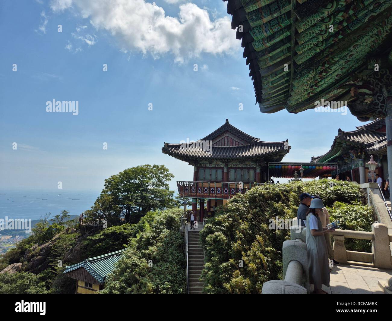 Ein malerischer Blick auf einen traditionellen koreanischen Tempel auf einer Bergklippe. Stockfoto