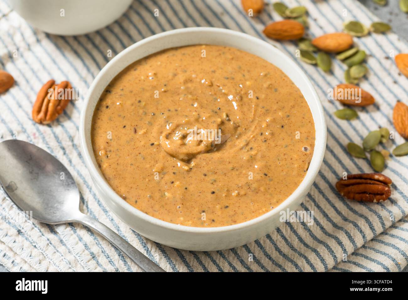Bio-hausgemachte Samen und Nussbutter mit Mandeln Cashews und Chia Stockfoto