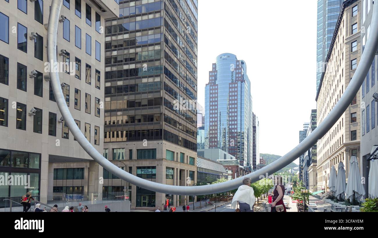 Montreal QC, Kanada - 20. Juli 2025: Die Ring-Skulptur befindet sich am Place Ville Marie in Montreal, eingerahmt von zeitgenössischer Architektur und lebhaftem Stree Stockfoto
