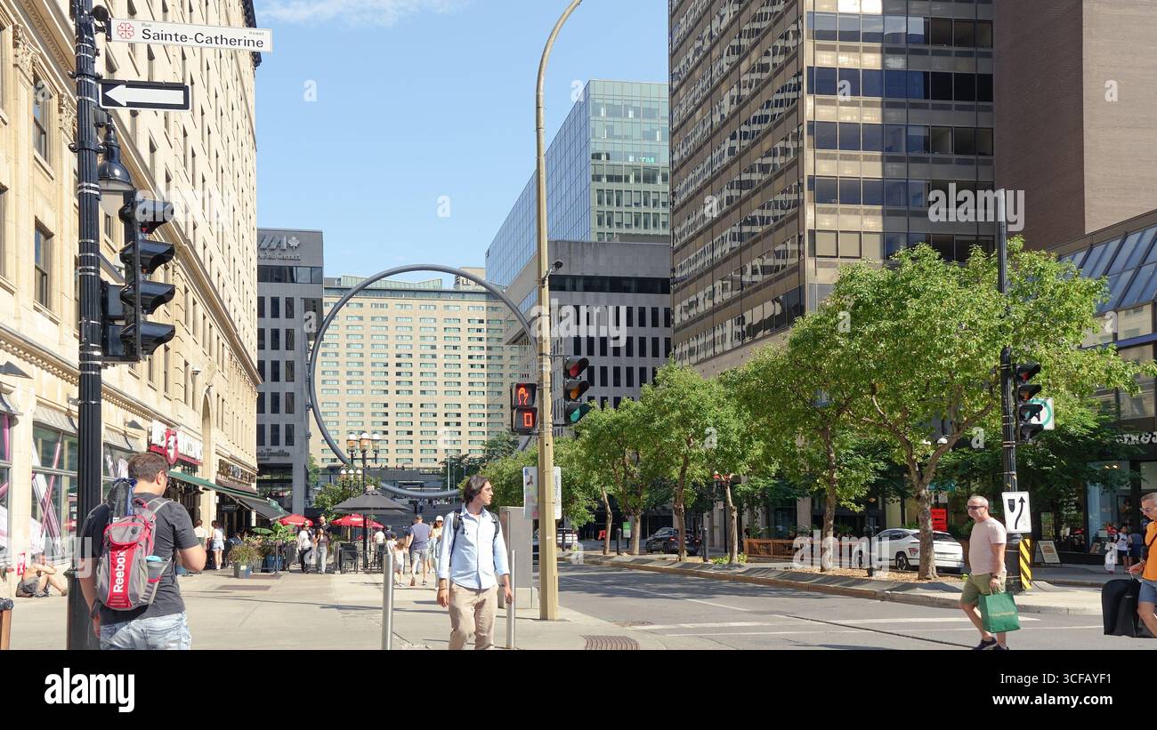 Montreal QC, Kanada - 20. Juli 2025: Die Ring-Skulptur steht am Place Ville Marie in Montreal, umrahmt von zeitgenössischen Gebäuden und lebt Stockfoto