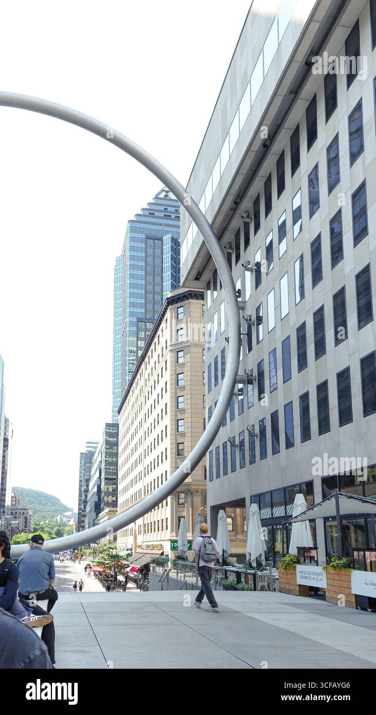 Montreal QC, Kanada - 20. Juli 2025: Die Ring-Skulptur steht am Place Ville Marie in Montreal, umrahmt von zeitgenössischen Gebäuden und lebt Stockfoto
