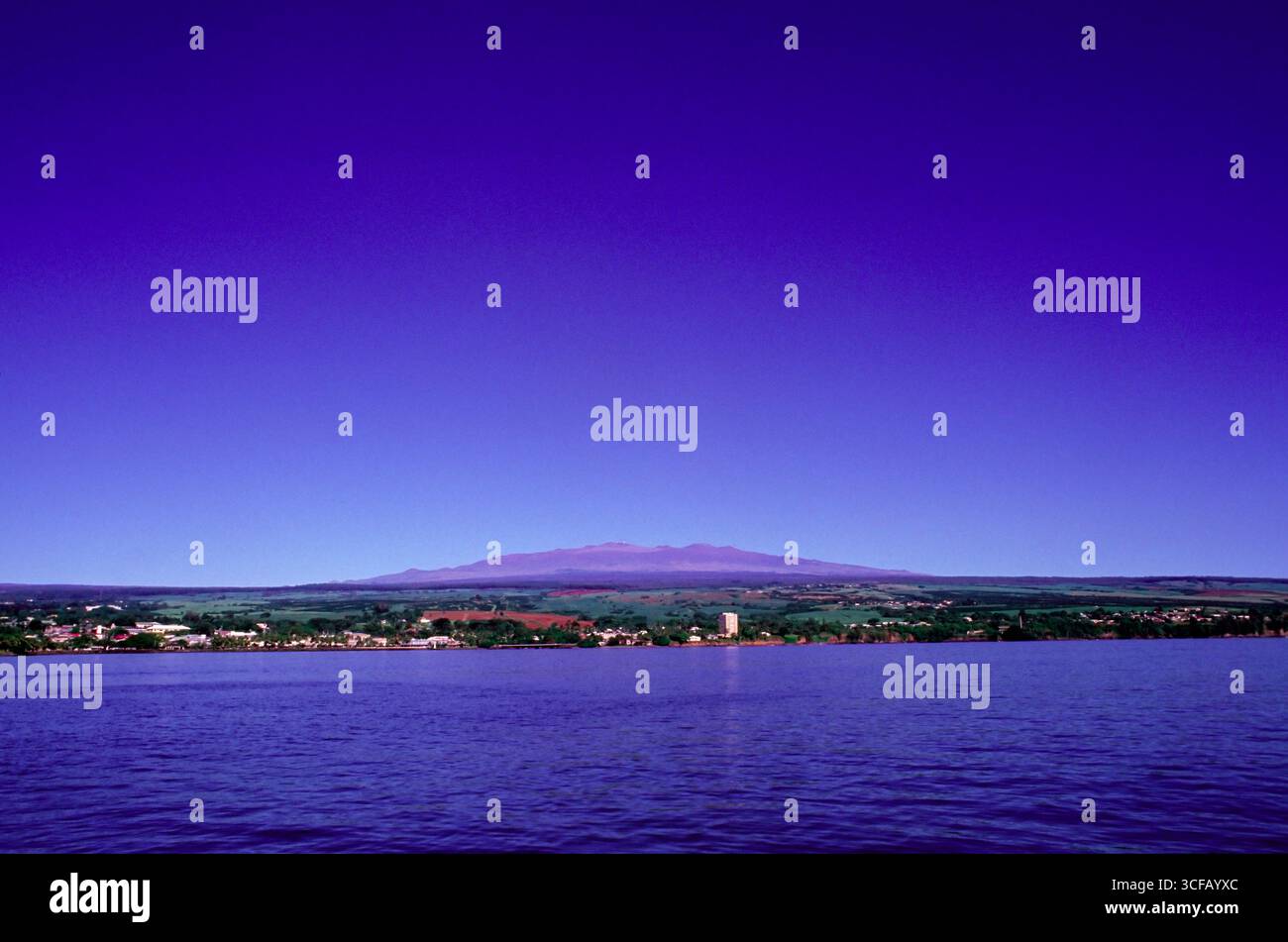 Mauna Kea erhebt sich über Hilo Stadt Hilo Bay, Hawaii, USA Stockfoto