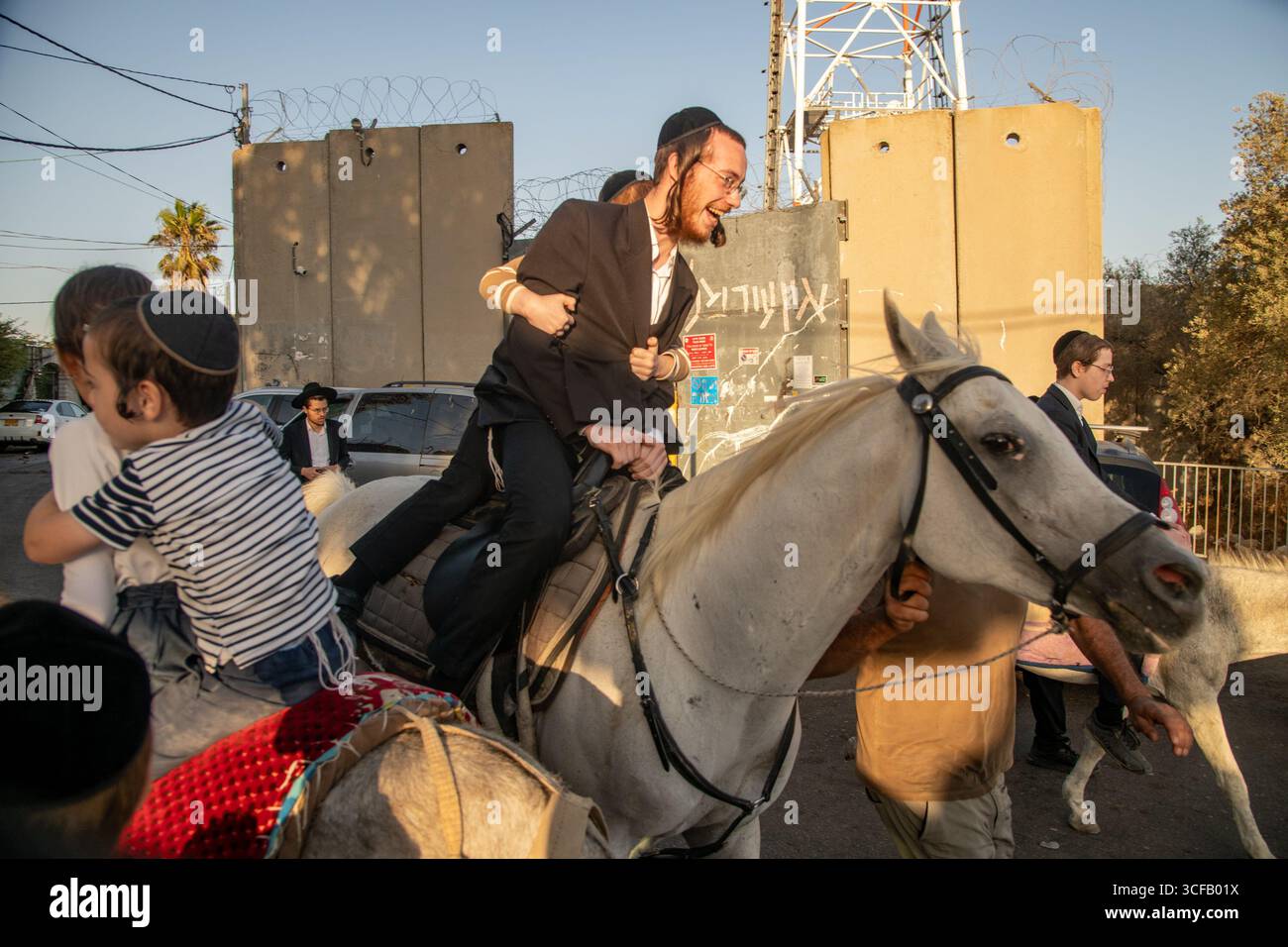 Jeshivah-Schüler reiten während der Ferien auf Pferden. Interimsurlaub ('Ben Hazmanim'), der jährliche Sommerurlaub am Ende jedes akademischen Jahres in Ultraorthodoxen Jeschivahs. Während des Urlaubs verbringen Jeschiwa-Studenten, die mit ihrem Studium beschäftigt waren, Zeit an Naturstätten und nehmen an Freizeitaktivitäten teil. Stockfoto