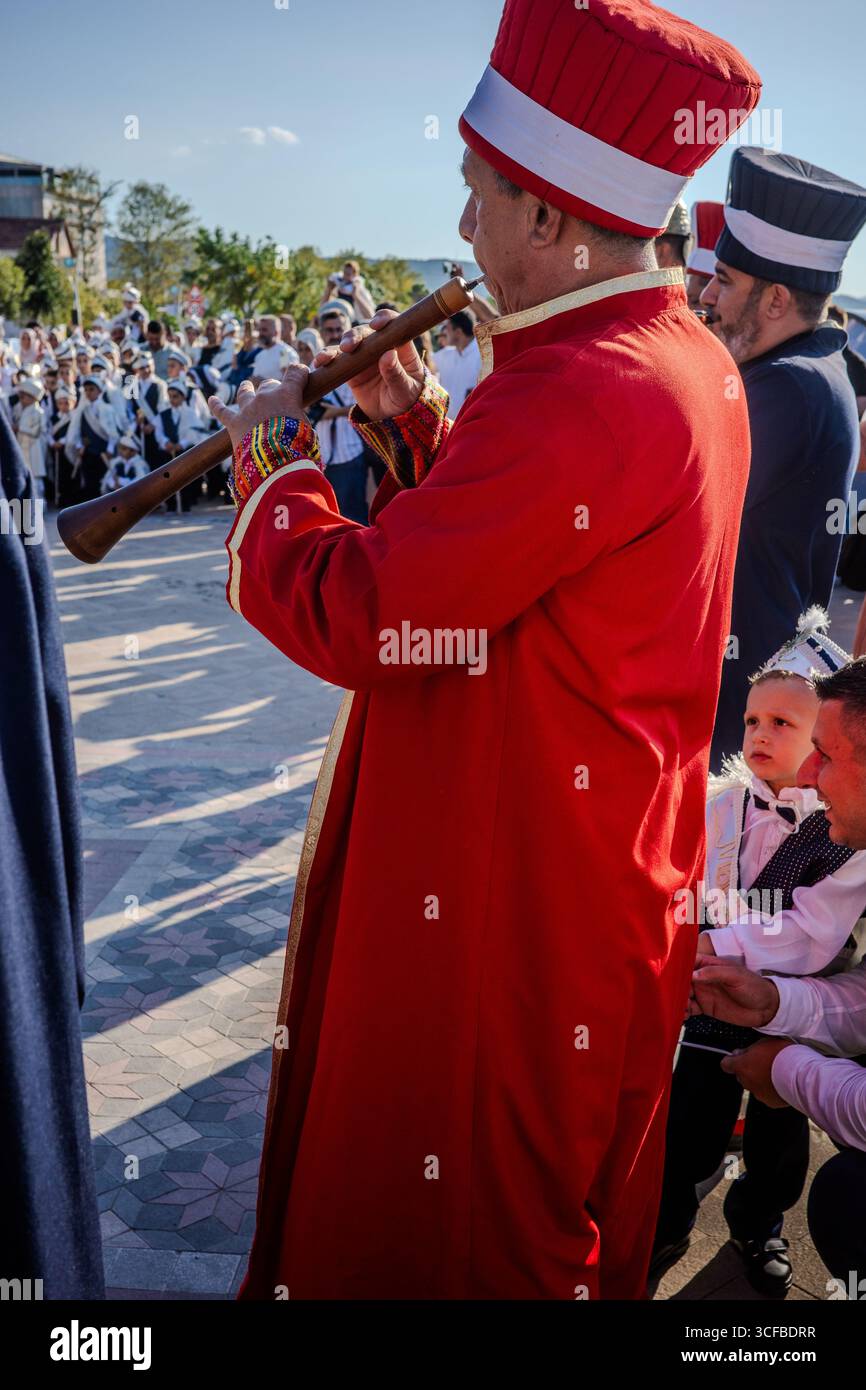 Musiker in traditioneller osmanischer Mehter-Kleidung, der während einer kulturellen Aufführung in Başiskele, Kocaeli, Türkei, ein Blasinstrument spielt Stockfoto