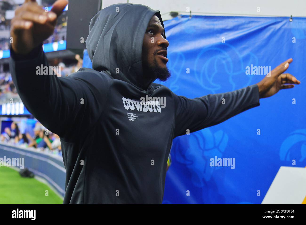 Dallas Cowboys Linebacker Micah Parsons (11) feiert, als er das Feld nach einem Fußballspiel der NFL vor der Saison gegen die Los Angeles Rams am Samstag, den 9. August 2025 in Inglewood verlässt. Calif. (Kevin Terrell/Image of Sport) Stockfoto