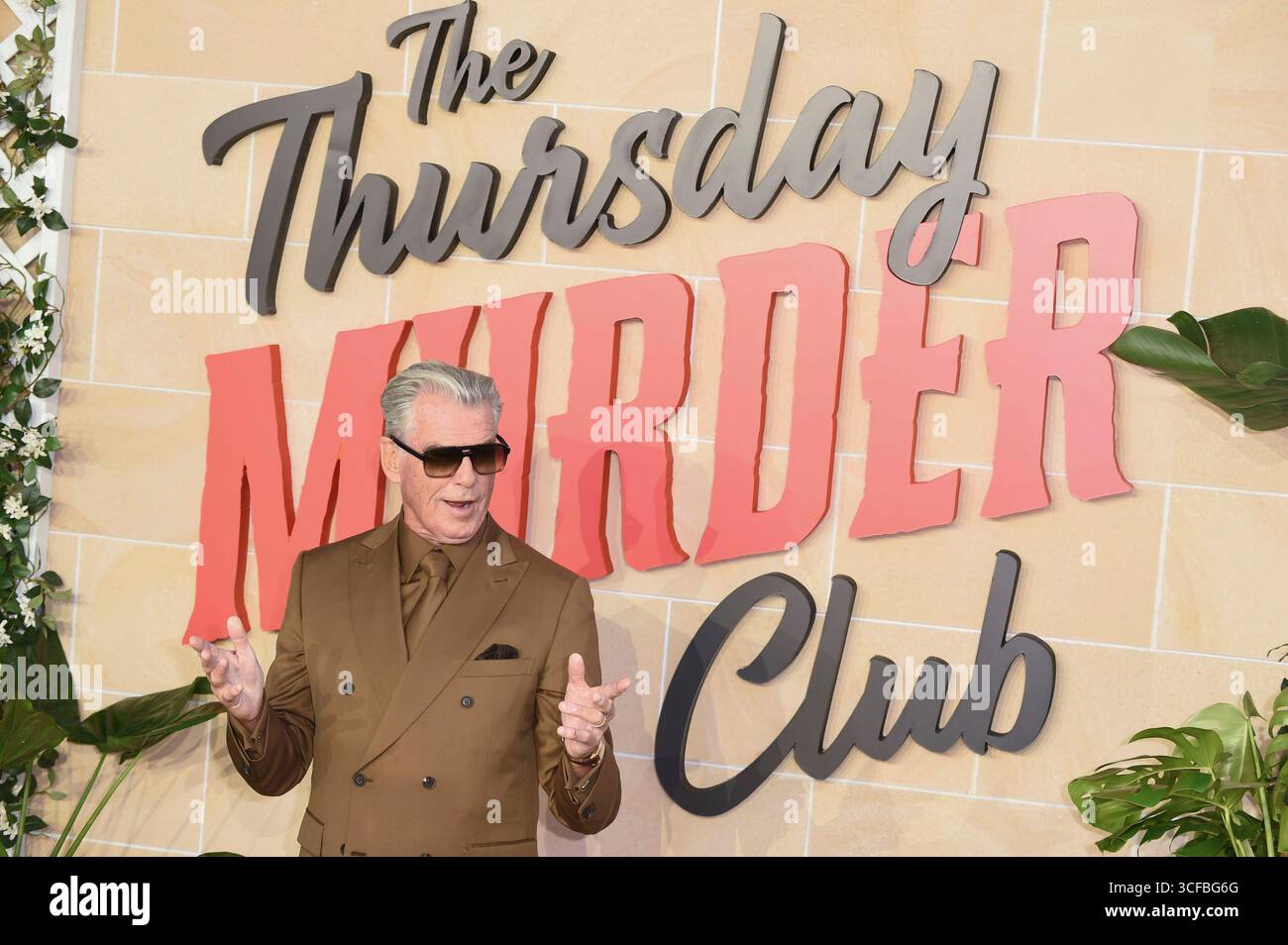 Pierce Brosnan bei der Premiere des Netflix filmt The Thursday Murder Club im Cineworld Leicester Square. London, 21.08.2025 *** Pierce Brosnan bei der Premiere des Netflix-Films The Thursday Murder Club im Cineworld Leicester Square London, 21 08 2025 Foto:XS.xVasx/xFuturexImagex thursday 5896 Stockfoto