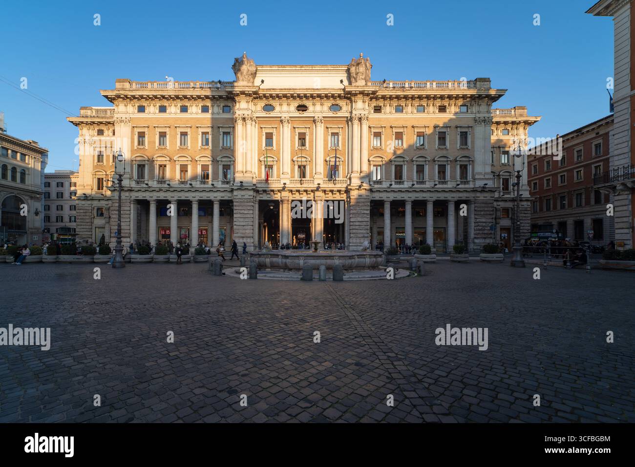 Galleria Alberto Sordi, Palast aus den 20er Jahren in einem eklektischen architektonischen Stil an der Piazza Colonna in Rom, Italien Stockfoto