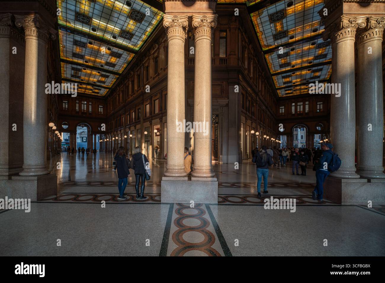 Galleria Alberto Sordi, Palast aus den 20er Jahren in einem eklektischen architektonischen Stil an der Piazza Colonna in Rom, Italien Stockfoto