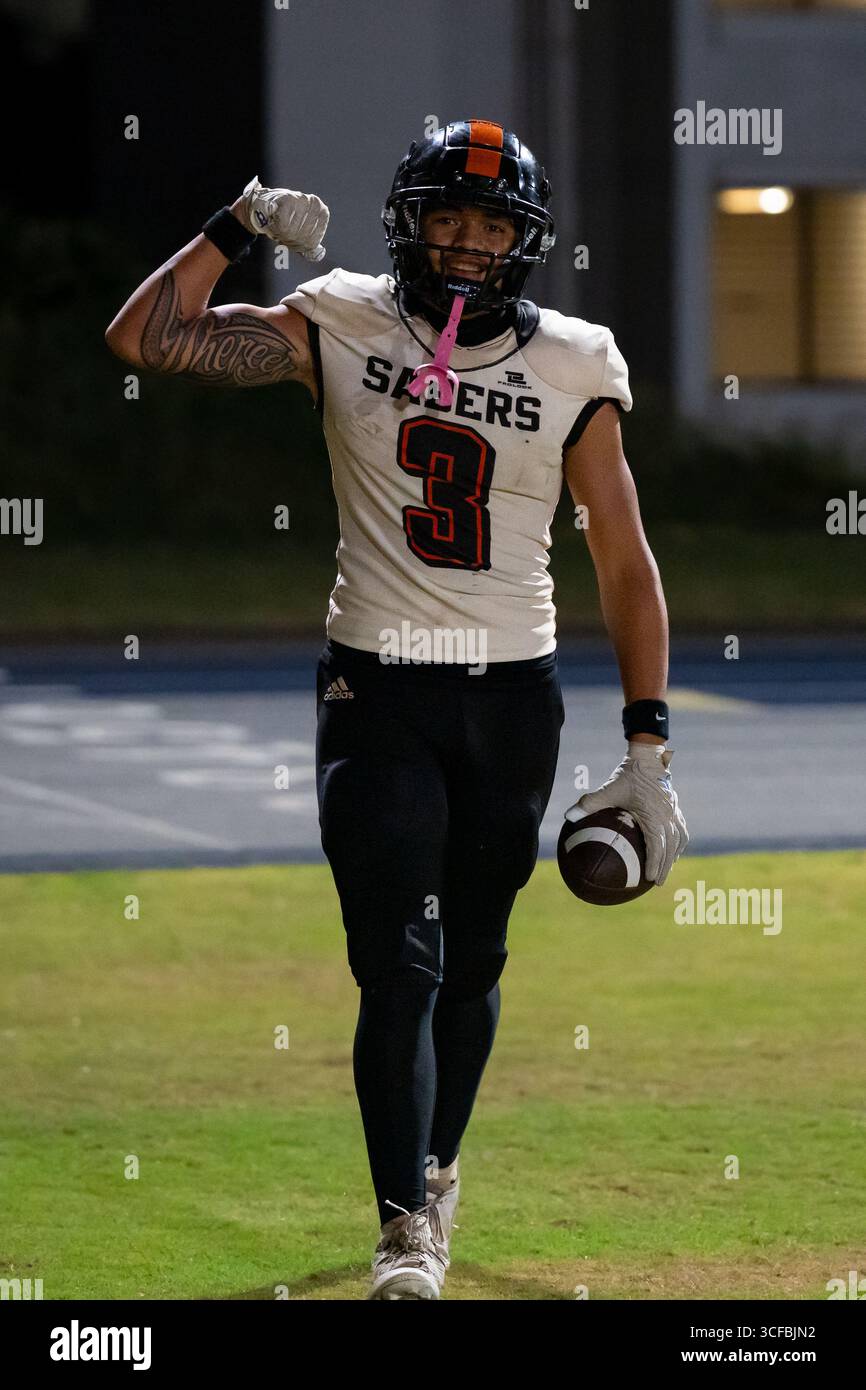 Shaison Kupuka'a Wide Receiver biegt den rechten Arm und blickt nach seinem erfolgreichen Fang- und Touchdown-Lauf direkt auf die Kamera in Nahaufnahme-Touchdown-Position. Stockfoto