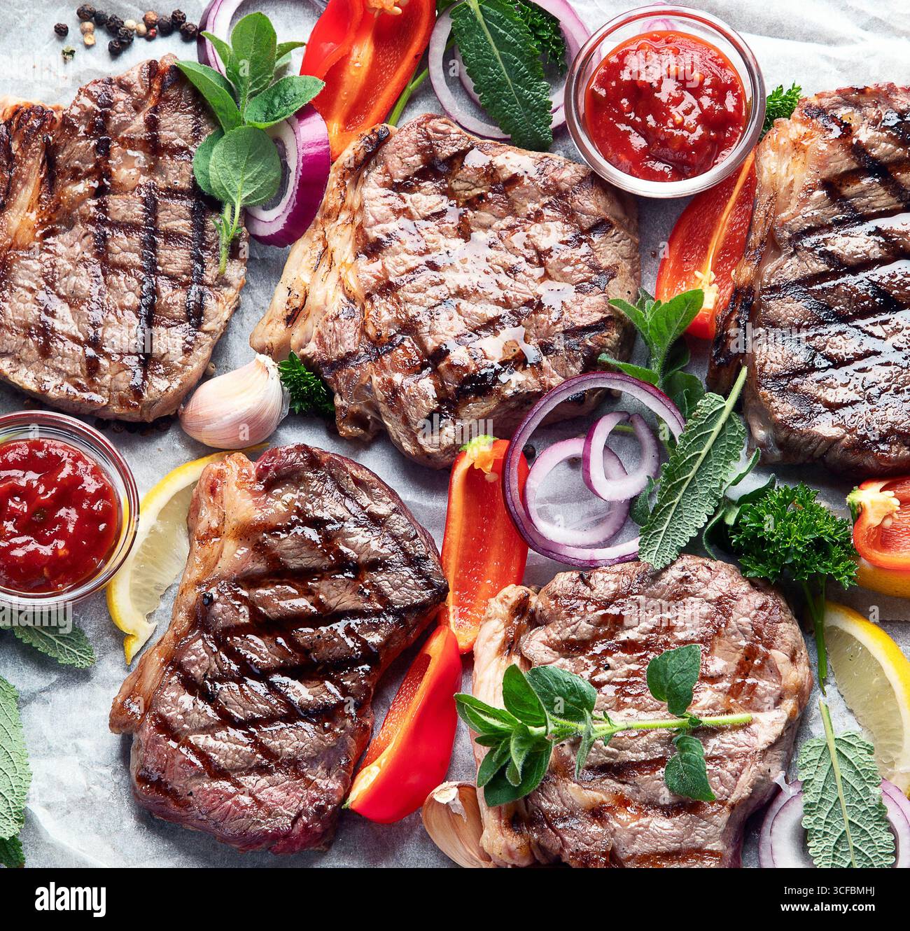 Gegrillte Rindersteaks. Draufsicht Stockfoto