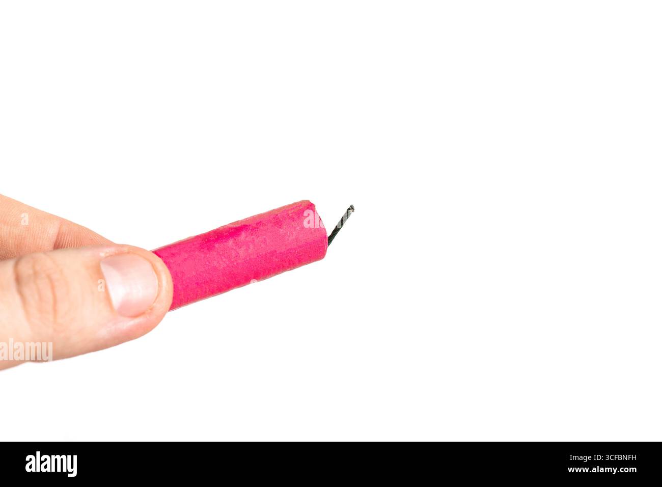 Feuerwerkskörper mit einem Docht in der Hand auf weißem Hintergrund, isolieren. Kopierbereich für Text Stockfoto