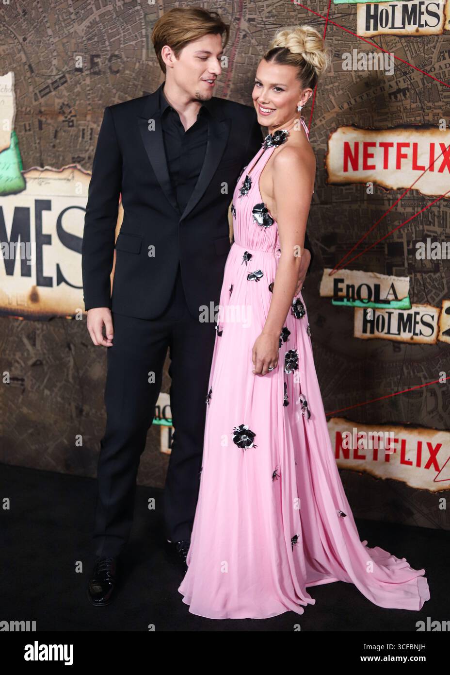 Millie Bobby Brown und Ehemann Jake Bongiovi begrüßen das erste Baby zusammen. Das Paar gab bekannt, dass sie ihr erstes Baby am Donnerstag, den 21. August 2025, über Adoption auf Instagram begrüßten. MANHATTAN, NEW YORK CITY, NEW YORK, USA - 27. OKTOBER: Der US-amerikanische Schauspieler Jake Bongiovi und die Freundin/britische Schauspielerin Millie Bobby Brown mit Louis Vuitton treffen am 27. Oktober 2022 in Manhattan, New York City, New York, USA, zur Weltpremiere von Netflix's „Enola Holmes 2“ ein. (Foto: Jordan Hinton/Image Press Agency) Stockfoto