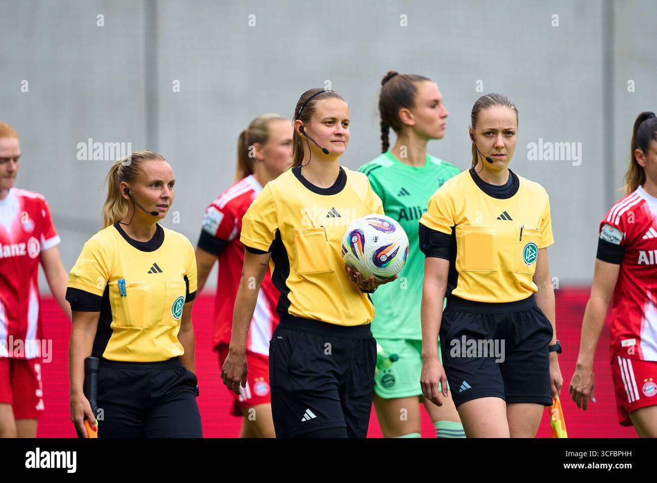 Schiedsrichterinnen im Freundschaftsspiel FC BAYERN München - REAL MADRID 4-1 am 21. August 2025 in München. Saison 2025/2026, FCB, München Frauen Bundesliga, Fotograf: ddp Images / Star-Images Stockfoto