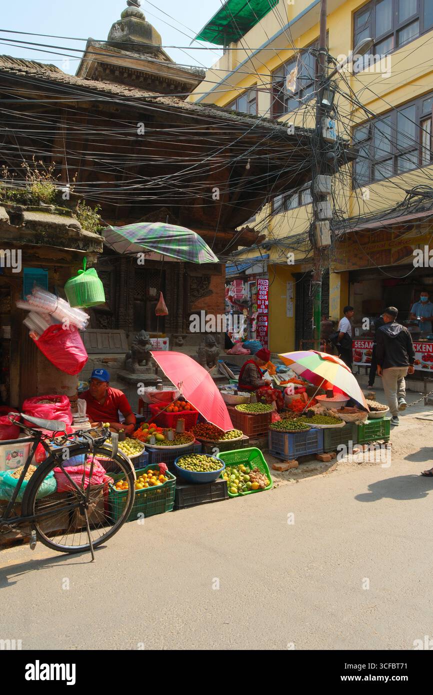 Marktszene mit Tempeln am Bhaktapur Durbar Square, Nepal Stockfoto
