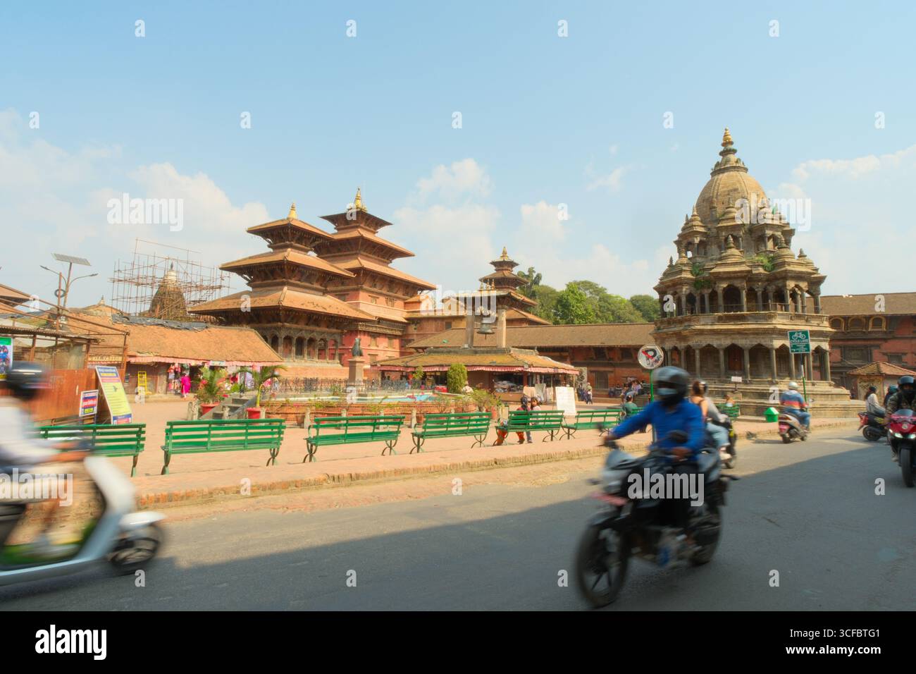 Menschen, die durch die Tempel des Bhaktapur Durbar Square, Kathmandu Valley, spazieren gehen Stockfoto