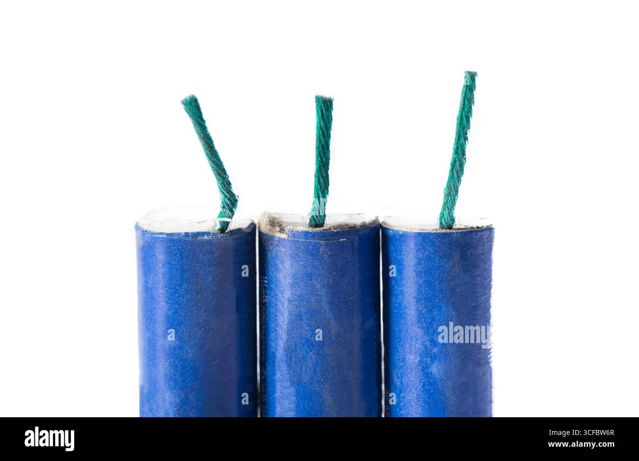 Drei blaue Feuerwerkskörper mit Docht, Nahaufnahme. Sicherheitskonzept für pyrotechnische Explosionen, Makro Stockfoto