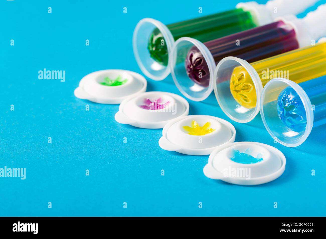 Set aus mehrfarbigen Gelspritzen mit Desinfektionsmittel und Reiniger zur Reinigung der Toilettenschüssel auf blauem Hintergrund, Hygiene. Kopierbereich für Text Stockfoto