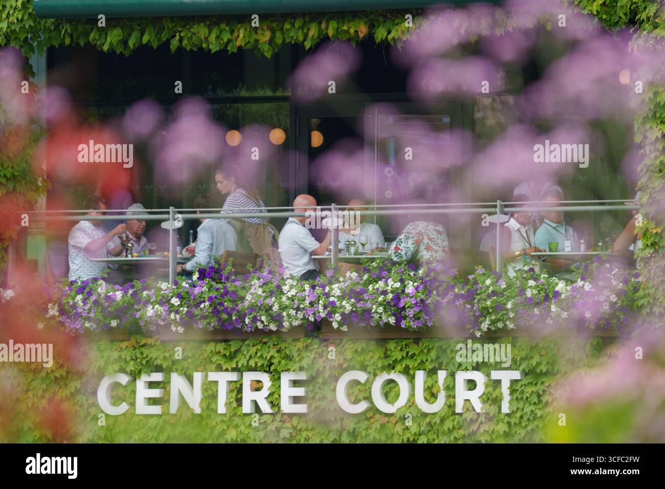 Centre Court Schild mit Schuldverschreibungen essen in der Brasserie bei den Championships 2025, Wimbledon Stockfoto