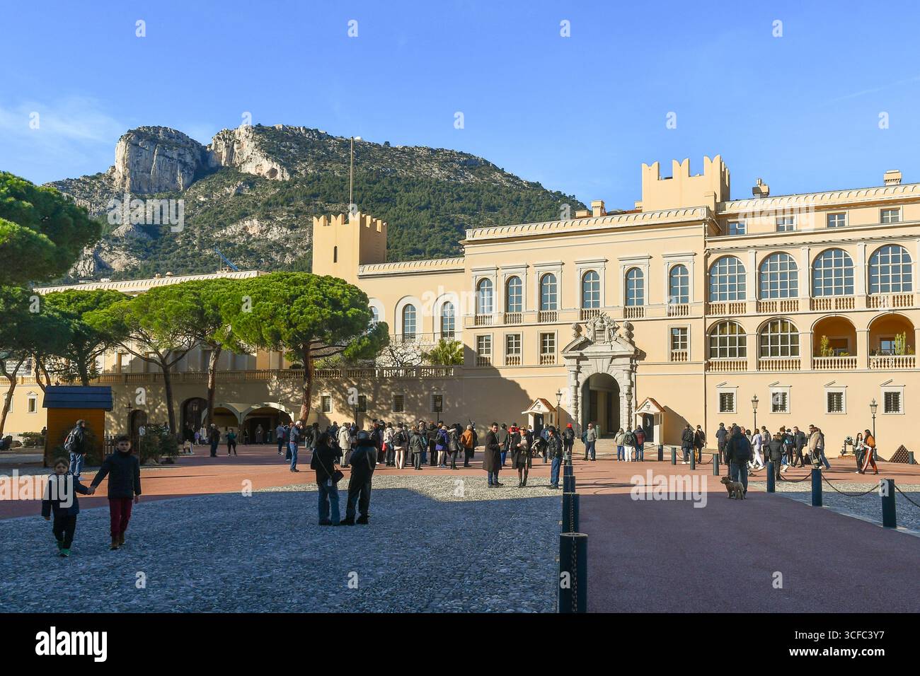 Blick auf den Palastplatz mit Personen vor dem Königspalast und Tete de Chien im Hintergrund, Monaco Ville, Fürstentum Monaco Stockfoto
