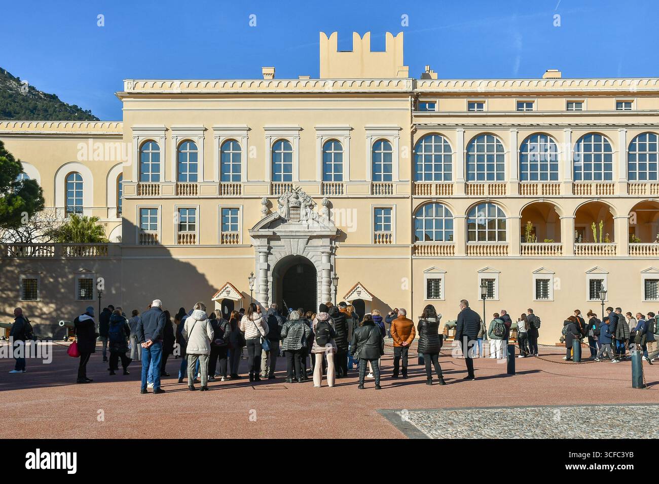 Touristen vor dem Königspalast, oder Prinzenpalast, offizielle Residenz von Prinz Albert II., Monaco, Fürstentum Monaco Stockfoto