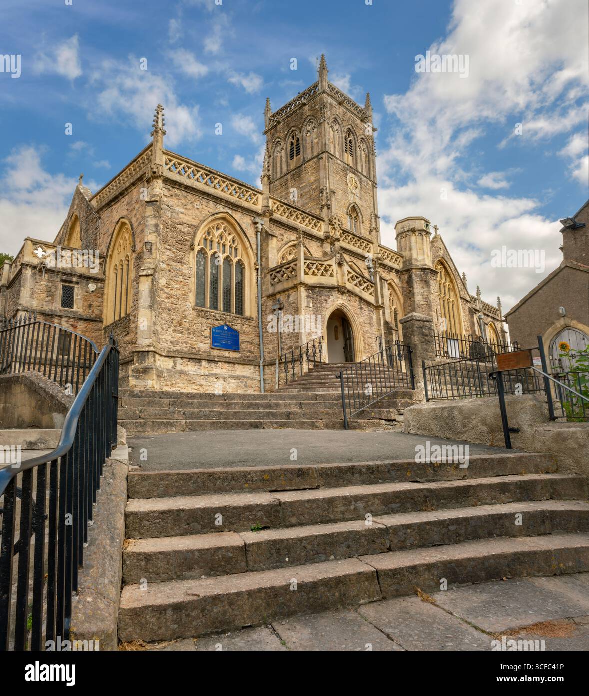 Axbridge, Somerset - die Kirche des Heiligen Johannes des Täufers in Axbridge. Axbridge ist eine kleine Stadt in Somerset, England, in der Nähe des Flusses Axe Stockfoto