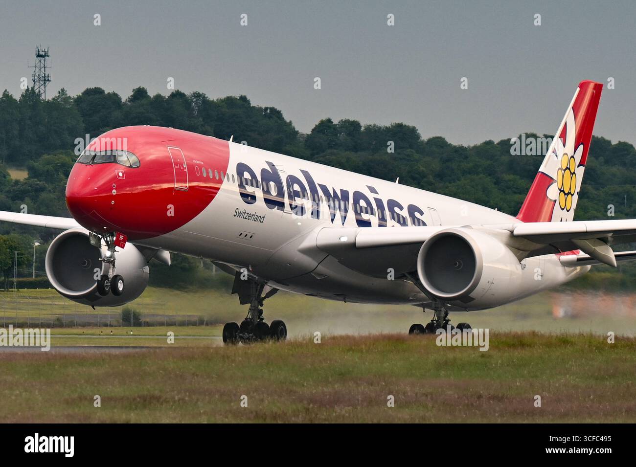 Schweizer Fluggesellschaft Edelweiss Air Airbus A350-941, Registrierung HB-IHF, Start vom Flughafen Edinburgh, Schottland, UK für Einen Flug nach Zürich, Schweiz Stockfoto