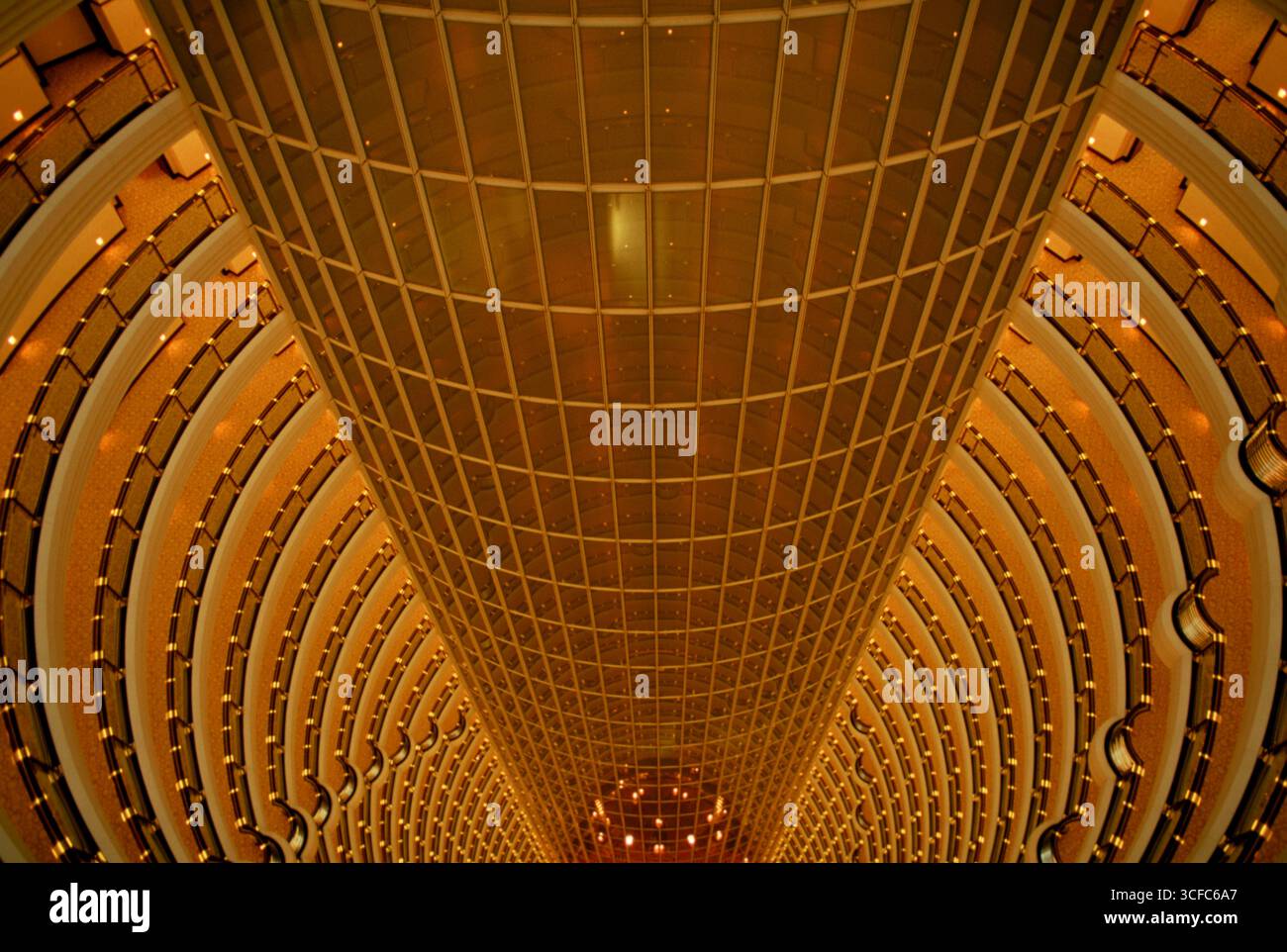 Der Jin Mao Turm blickt von den Grand Hyatt Hotels hinunter. Das höchste Hotel der Welt. Das Gebäude wurde von Skidmore Owings und Merrill entworfen Stockfoto