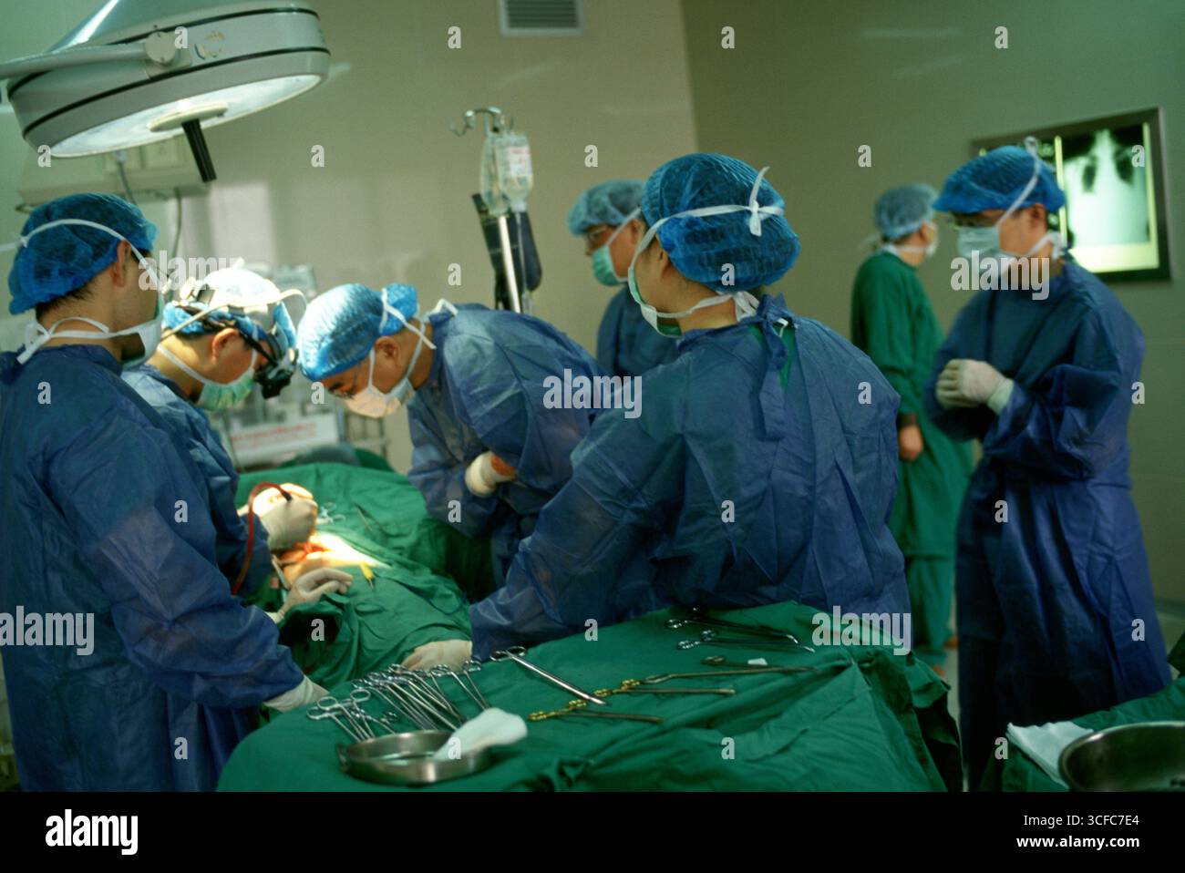 Ärzte operieren an einem Lungenkrebspatienten in einem Krankenhaus in Shanghai Stockfoto