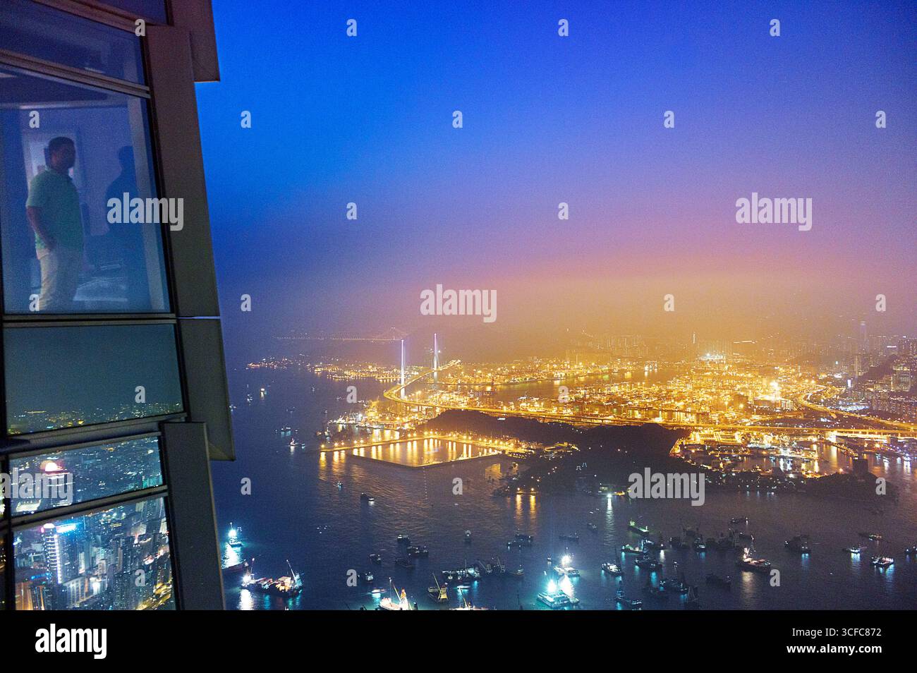Vom International Commerce Centre, Hongkongs höchstem Gebäude, aus der Vogelperspektive auf Kowloon bei Nacht. Stockfoto