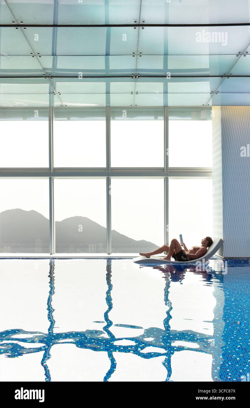Der weltweit höchste Swimmingpool im obersten Stockwerk des Ritz Carlton im International Commerce Centre in Hongkong. Stockfoto