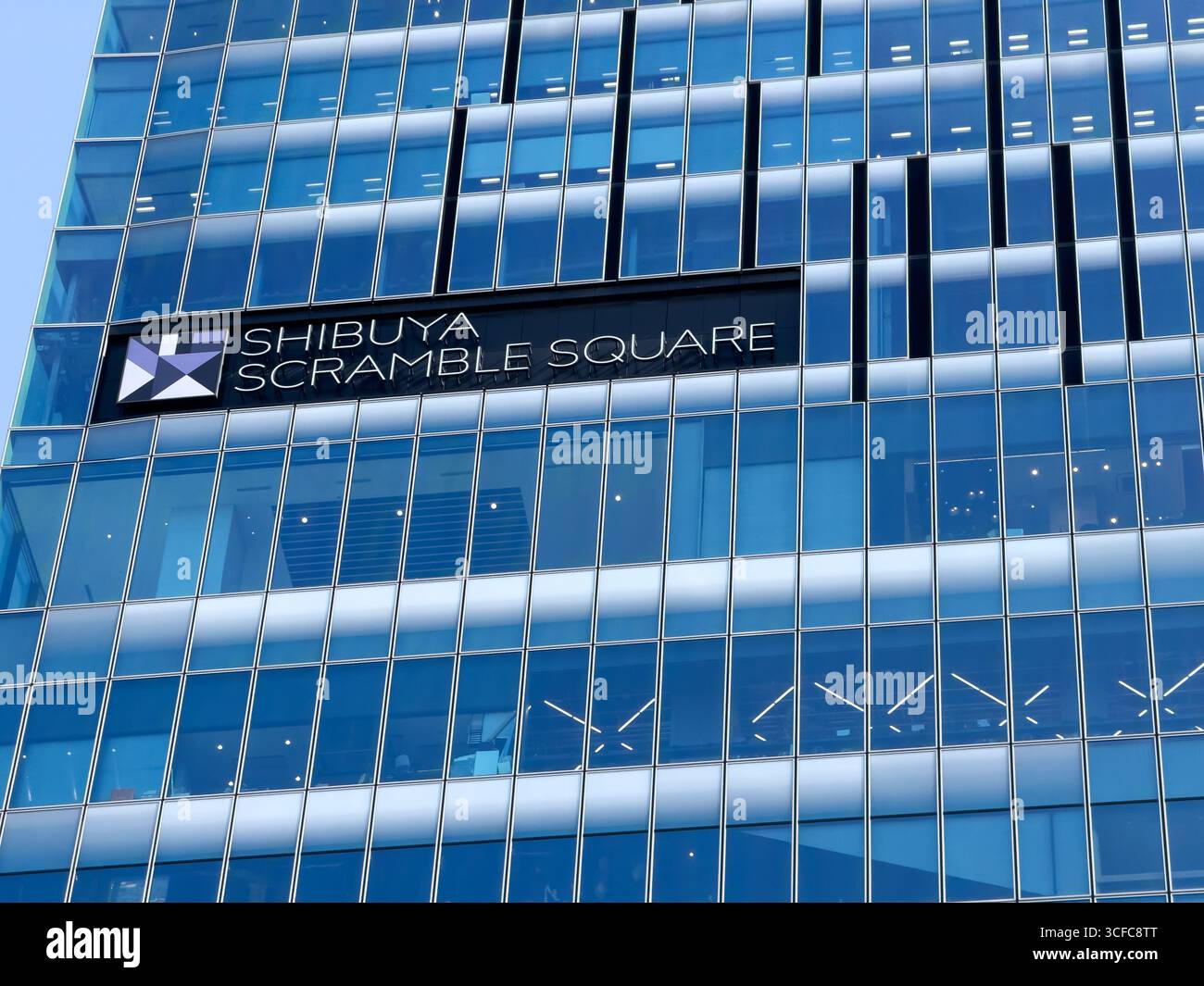 Shibuya Scramble Square Tower in Shibuya, Tokio, Japan. Wolkenkratzer verbunden mit Shibuya Station mit Aussichtsplattform Shibuya Sky auf dem Dach. Stockfoto