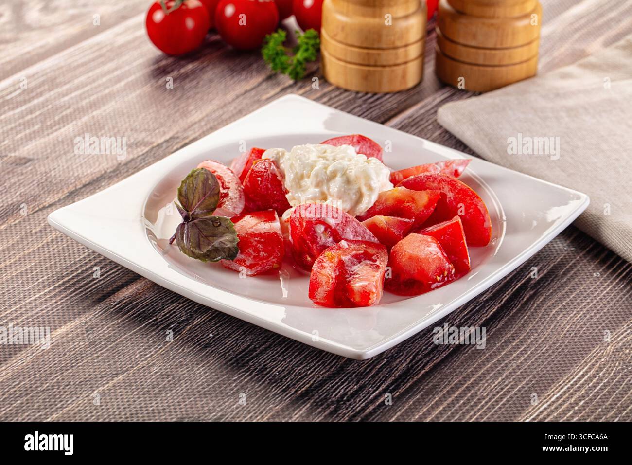 Salat mit Stracciatella-Käse und Tomaten Stockfoto