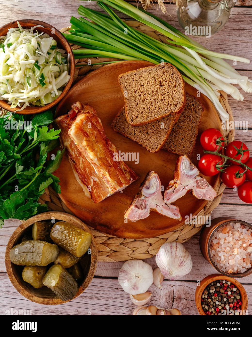 Geräuchertes Fleisch mit Gemüse, Kohl, Gewürzen und Brot Stockfoto