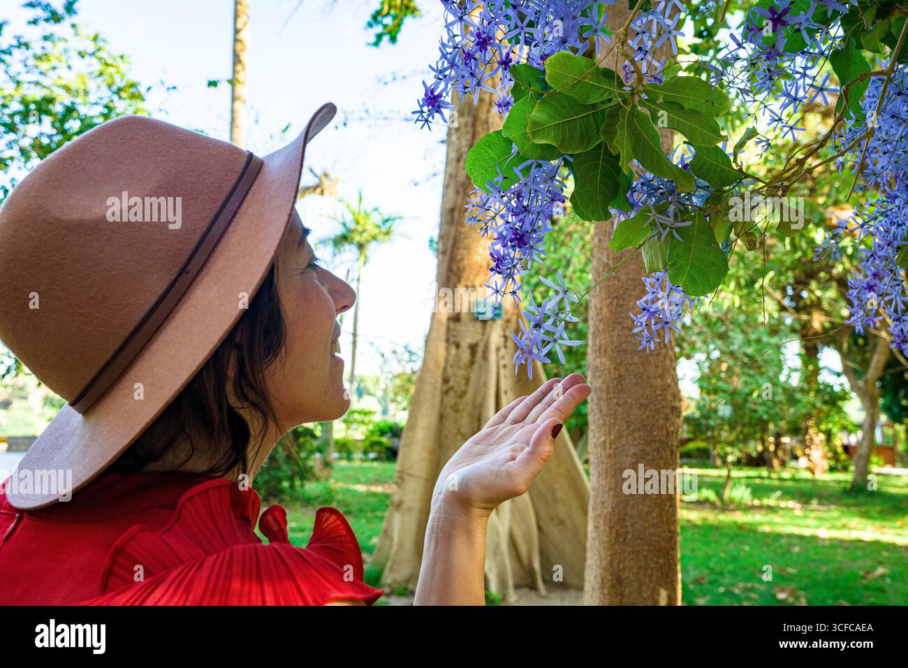 Frau, die den Botanischen Garten in Assuan genießt Stockfoto