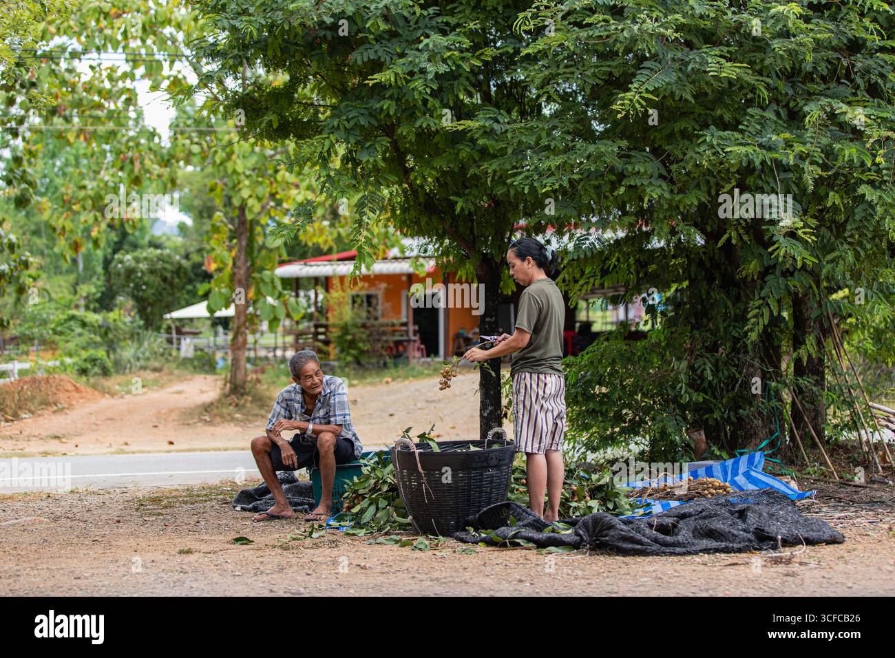 Familienbindung im Langangarten, ländliches Thailand Stockfoto
