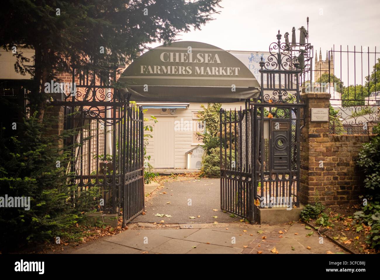 LONDON, 13. AUGUST 2025: Der Chelsea Farmers Market, ein Gemeinschaftsraum in der Nähe der King's Road in London, mit Geschäften, Restaurants und einem Markt Stockfoto