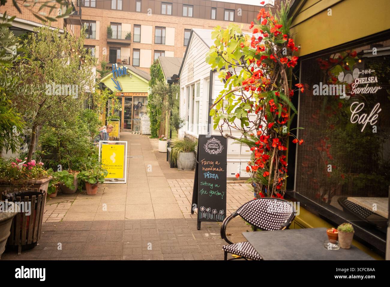 LONDON, 13. AUGUST 2025: Der Chelsea Farmers Market, ein Gemeinschaftsraum in der Nähe der King's Road in London, mit Geschäften, Restaurants und einem Markt Stockfoto
