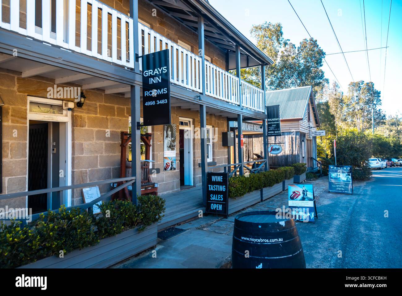Wollombi, Hunter Region, NSW, Australien. Juli 2020. Wollombi ist ein historisches australisches Dorf im Hunter Valley, das für seinen historischen Charme und seine Kolonialarchitektur bekannt ist. Äußere der Unterkunft in Gray's Inn, ein wunderschönes altes, historisches Sandsteingebäude. Einige der Gebäude werden genutzt, um Musikfotografie und Rock'n'Roll-Abzüge auszustellen Stockfoto