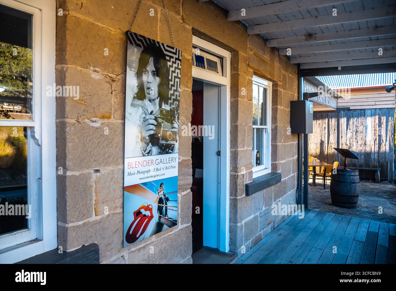 Wollombi, Hunter Region, NSW, Australien. Juli 2020. Wollombi ist ein historisches australisches Dorf im Hunter Valley, das für seinen historischen Charme und seine Kolonialarchitektur bekannt ist. Äußere der Unterkunft in Gray's Inn, ein wunderschönes altes, historisches Sandsteingebäude. Einige der Gebäude werden genutzt, um Musikfotografie und Rock'n'Roll-Abzüge auszustellen Stockfoto