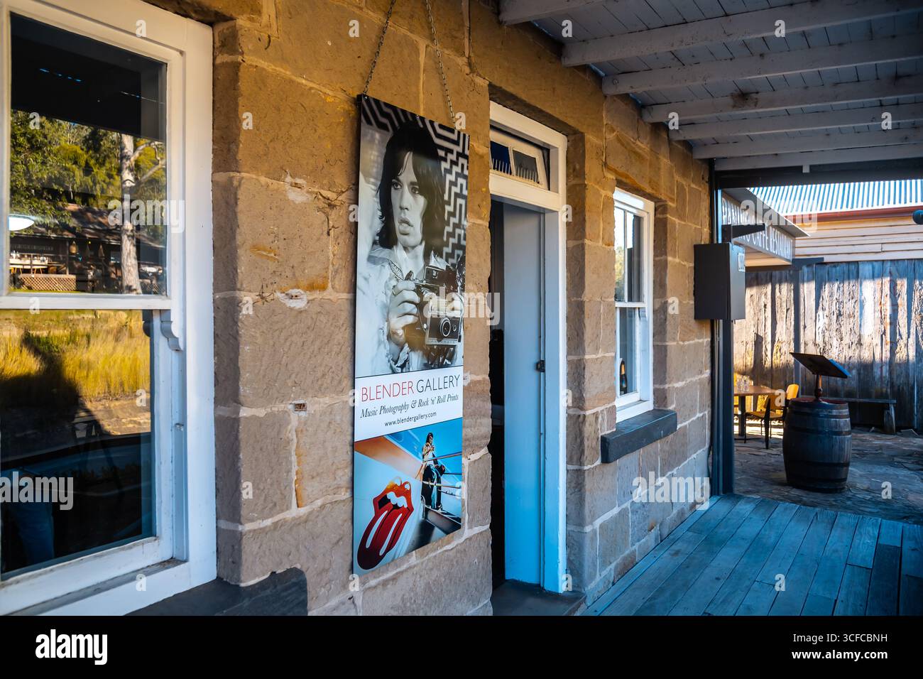 Wollombi, Hunter Region, NSW, Australien. Juli 2020. Wollombi ist ein historisches australisches Dorf im Hunter Valley, das für seinen historischen Charme und seine Kolonialarchitektur bekannt ist. Äußere der Unterkunft in Gray's Inn, ein wunderschönes altes, historisches Sandsteingebäude. Einige der Gebäude werden genutzt, um Musikfotografie und Rock'n'Roll-Abzüge auszustellen Stockfoto