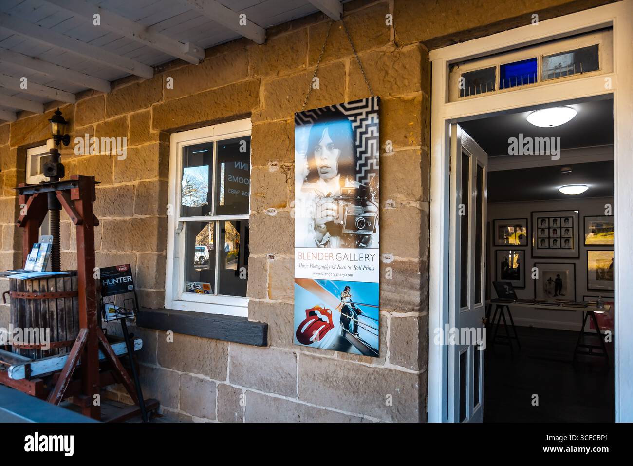 Wollombi, Hunter Region, NSW, Australien. Juli 2020. Wollombi ist ein historisches australisches Dorf im Hunter Valley, das für seinen historischen Charme und seine Kolonialarchitektur bekannt ist. Äußere der Unterkunft in Gray's Inn, ein wunderschönes altes, historisches Sandsteingebäude. Einige der Gebäude werden genutzt, um Musikfotografie und Rock'n'Roll-Abzüge auszustellen Stockfoto