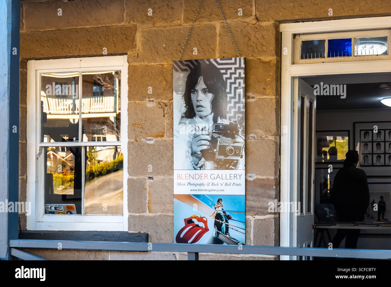 Wollombi, Hunter Region, NSW, Australien. Juli 2020. Wollombi ist ein historisches australisches Dorf im Hunter Valley, das für seinen historischen Charme und seine Kolonialarchitektur bekannt ist. Äußere der Unterkunft in Gray's Inn, ein wunderschönes altes, historisches Sandsteingebäude. Einige der Gebäude werden genutzt, um Musikfotografie und Rock'n'Roll-Abzüge auszustellen Stockfoto